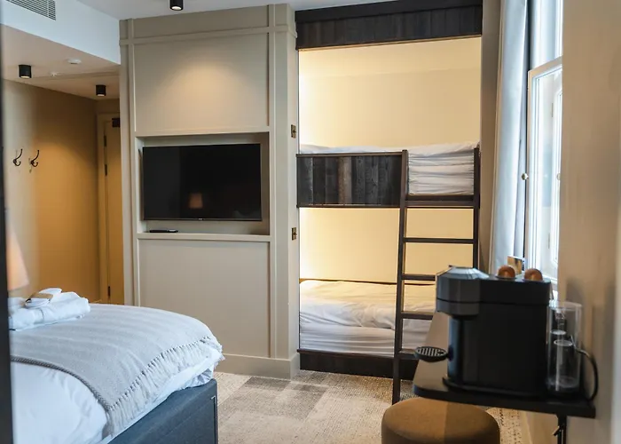 Code - The Court, Ostello *