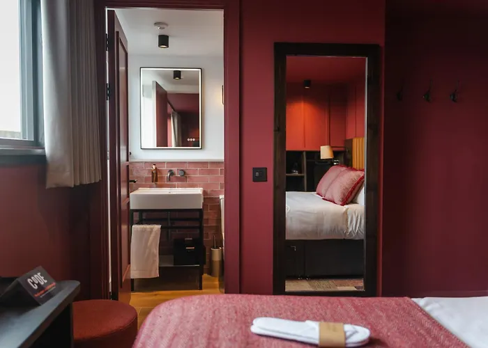 Code - The Court, Ostello