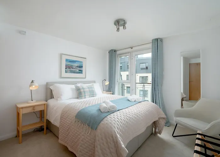 Pass The Keys Spacious Bright Modern Flat * Edinburgh