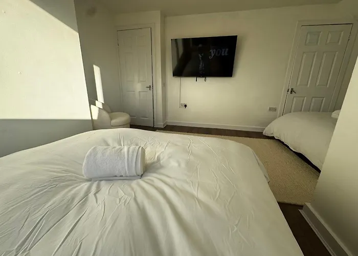 4br Near Airport & Centre Free Parking