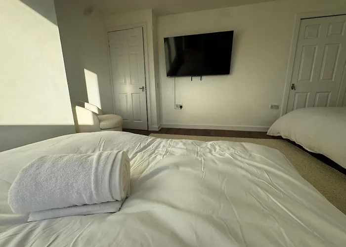 4br Near Airport & Centre Free Parking אדינבורו