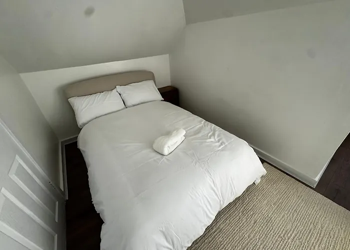 4br Near Airport & Centre Free Parking