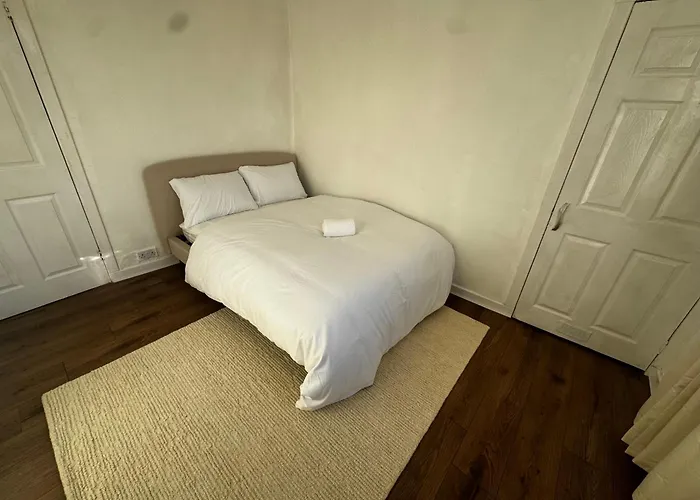 4br Near Airport & Centre Free Parking