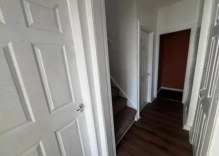 4br Near Airport & Centre Free Parking *
