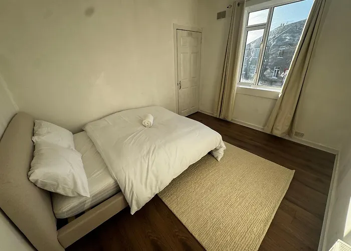 4br Near Airport & Centre Free Parking * אדינבורו