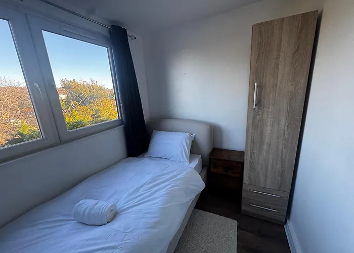 4br Near Airport & Centre Free Parking * אדינבורו