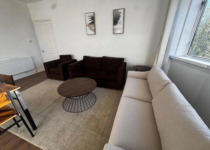 4br Near Airport & Centre Free Parking *