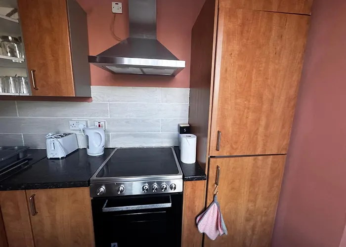 4br Near Airport & Centre Free Parking דירה