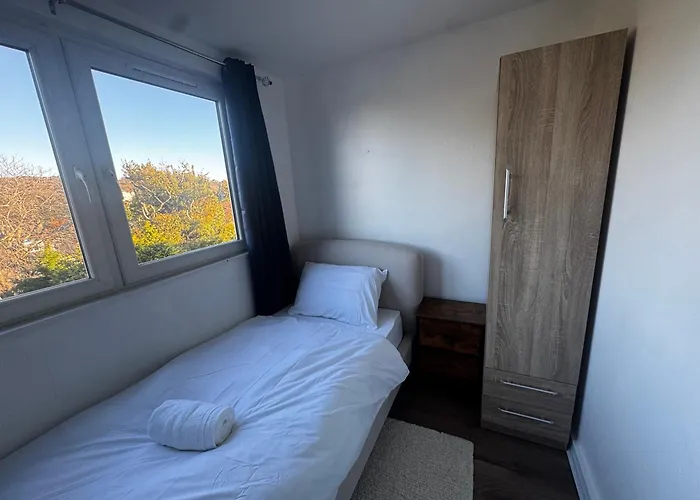 4br Near Airport & Centre Free Parking