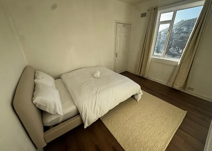 4br Near Airport & Centre Free Parking *