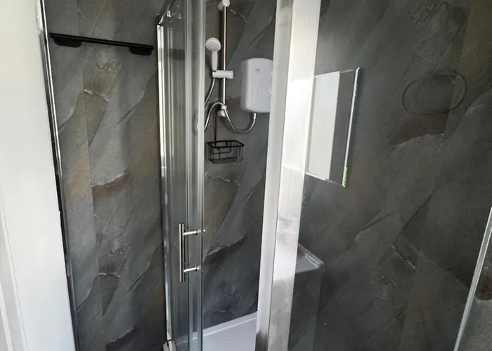 4br Near Airport & Centre Free Parking אדינבורו