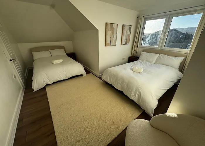 4br Near Airport & Centre Free Parking דירה