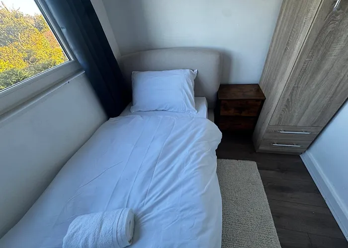 4br Near Airport & Centre Free Parking דירה אדינבורו