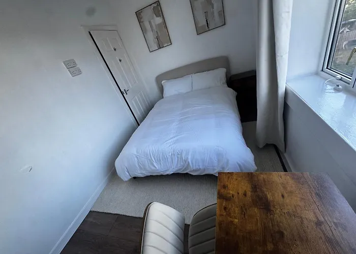 Apartament 4br Near Airport & Centre Free Parking *