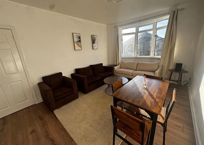 4br Near Airport & Centre Free Parking Apartament