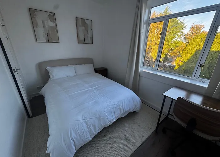 4br Near Airport & Centre Free Parking