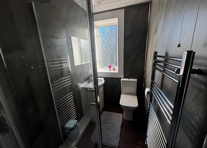 4br Near Airport & Centre Free Parking דירה *