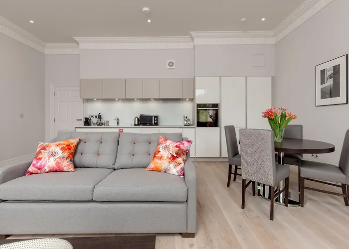 Appartement Destiny Scotland - Chisholm Hunter