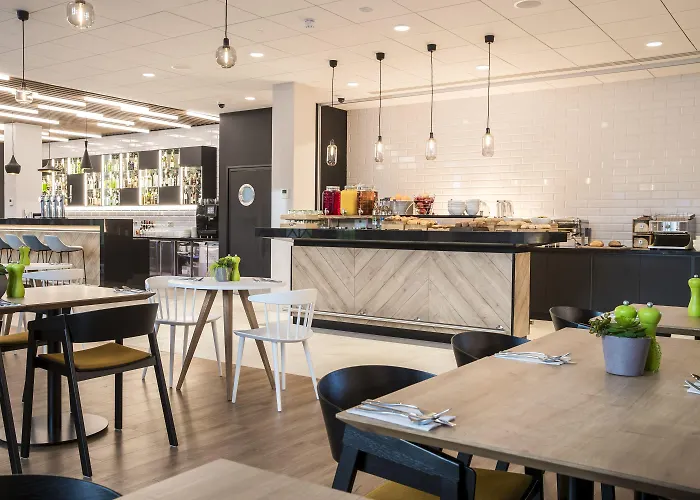 Courtyard By Marriott West Hotel