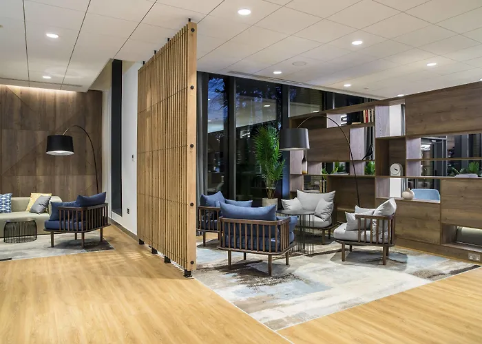Courtyard By Marriott West Hotel