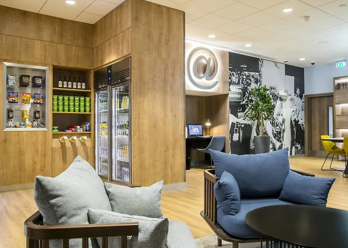 Courtyard By Marriott West Hotel