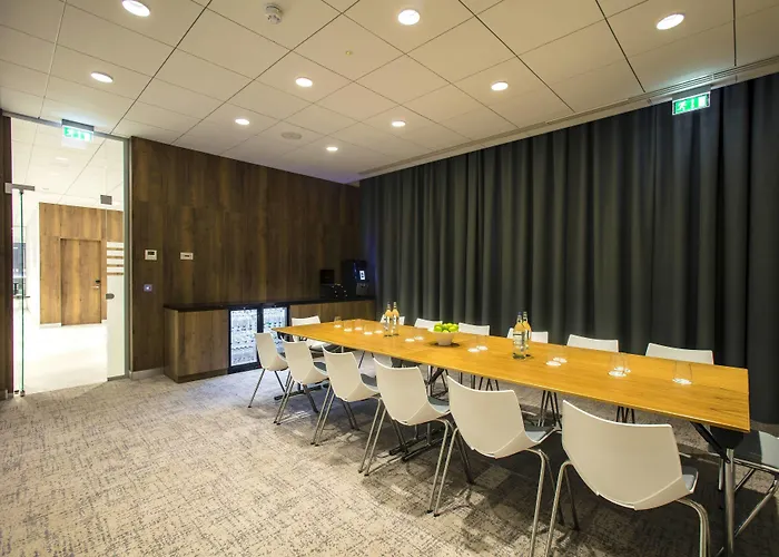 Courtyard By Marriott West Hotel