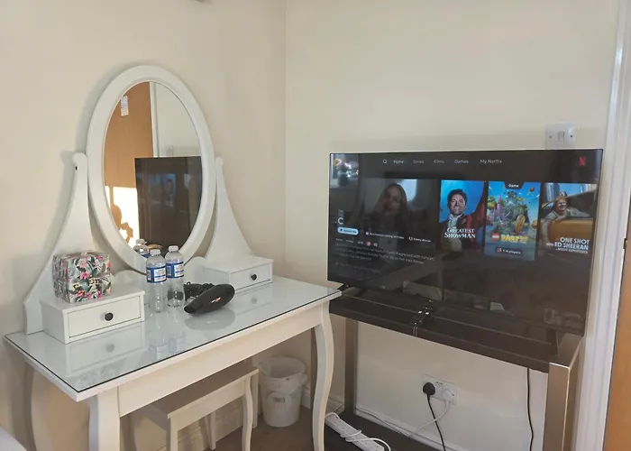 Centre One Private Bedroom In Shared With Private Bathroom With Free Car Parking *