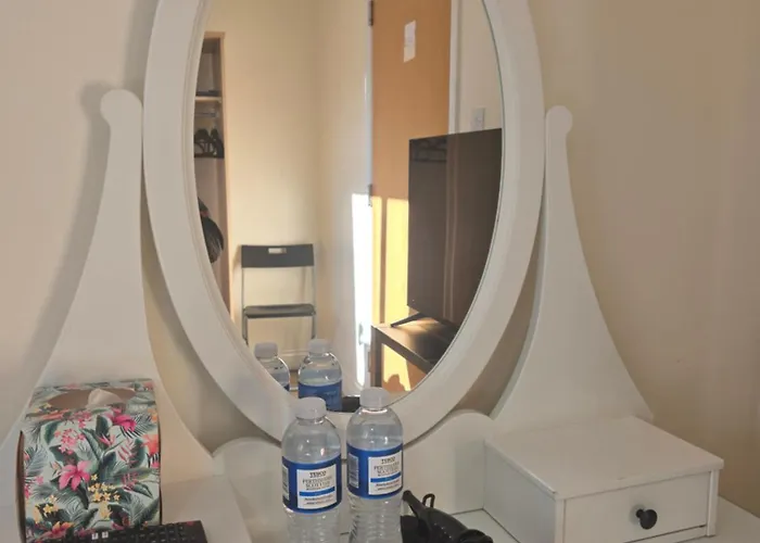 Centre One Private Bedroom In Shared With Private Bathroom With Free Car Parking אדינבורו