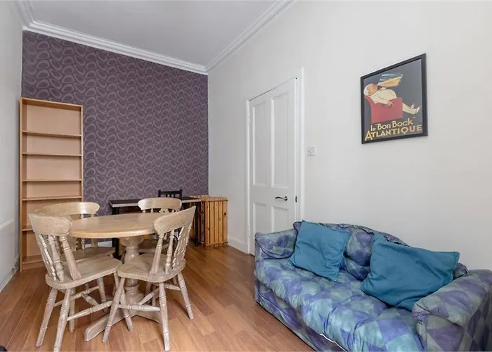 3 Bedrooms Flat In New Town , Lothian Road * Edinburgh