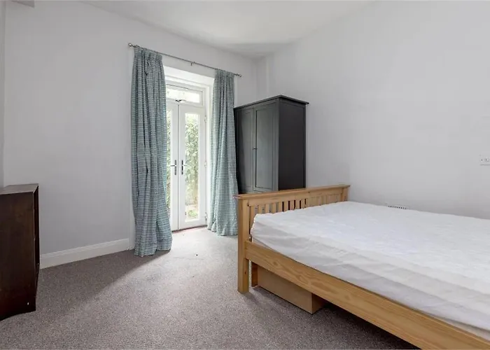 3 Bedrooms Flat In New Town , Lothian Road