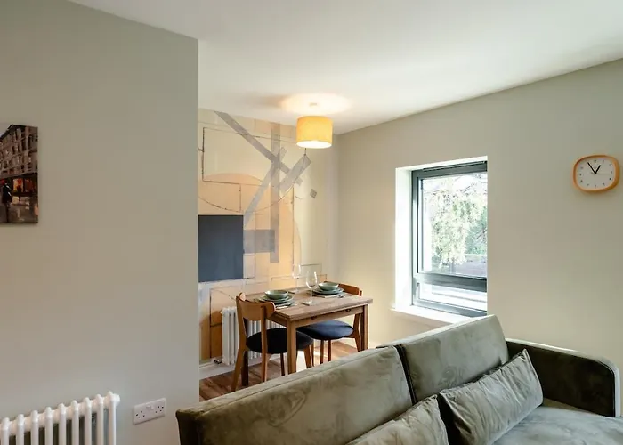 Stunning Upper In The City! Apartament *