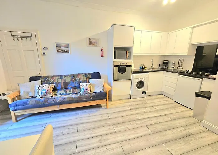 Beautiful Travelers - Salmond Place *