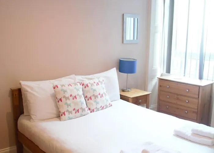 Elm Row Spacious And דירה אדינבורו