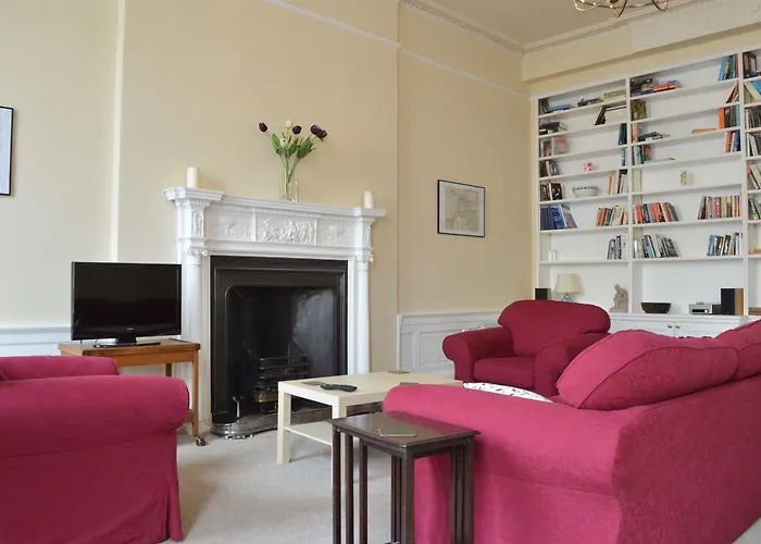 Traditional Georgian Flat In New Town *