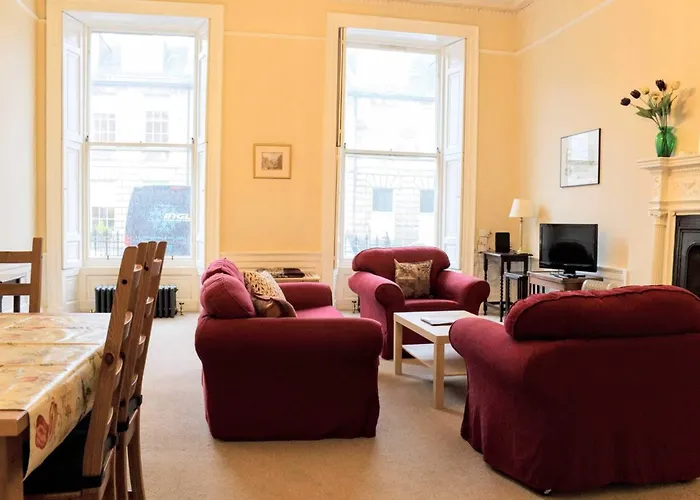 Traditional Georgian Flat In New Town Lägenhet