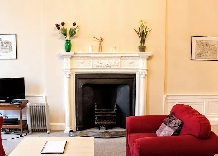 Traditional Georgian Flat In New Town דירה