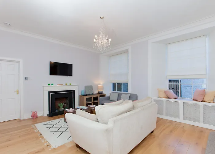 Beautifully Modernised New Town Daire