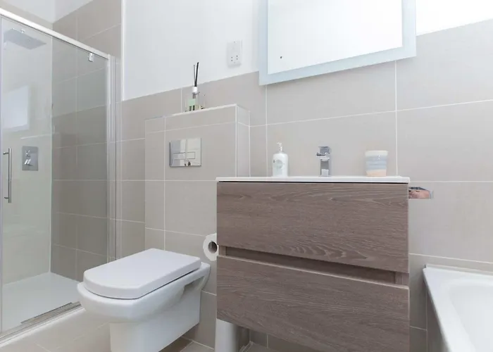 Beautifully Modernised New Town Daire