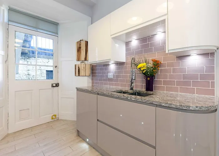 Beautifully Modernised New Town Daire *