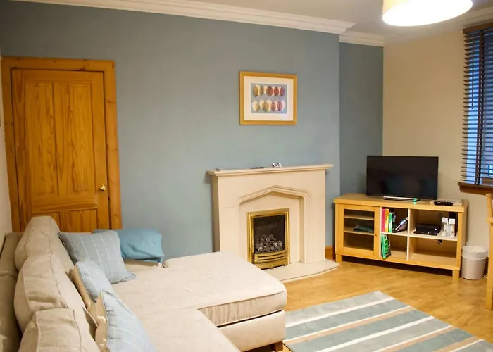 Newly Refurbed With Free Parking Apartment *