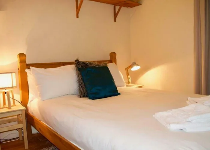 3 Bedroom Next To Leafy Meadows Apartament