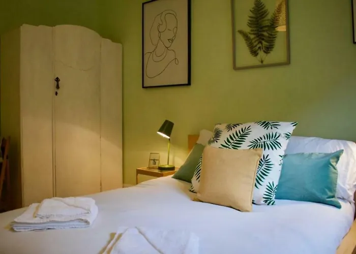 3 Bedroom Next To Leafy Meadows דירה *