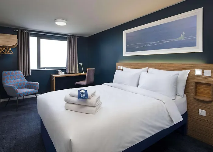 Travelodge Queen Street Hotel 3*