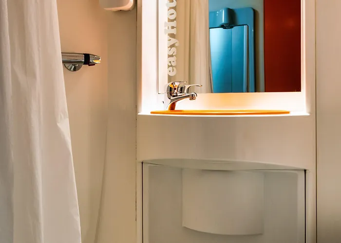 Easyhotel 2*