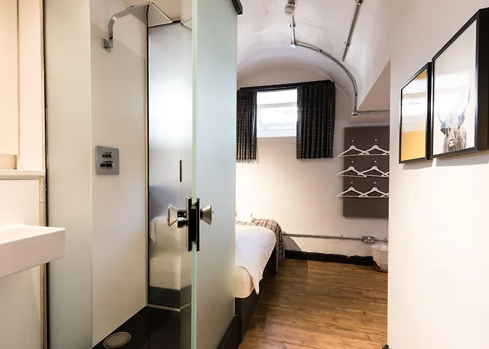 Code - The Court, Ostello