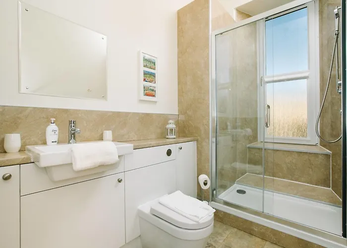 Pleasant Near Princes Street Gardens * אדינבורו