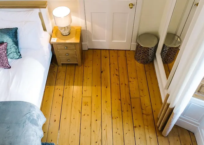 Pleasant Near Princes Street Gardens אדינבורו