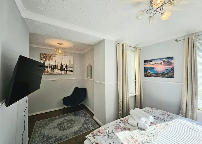 Craigietinny Road Apartment- 3 Beds *