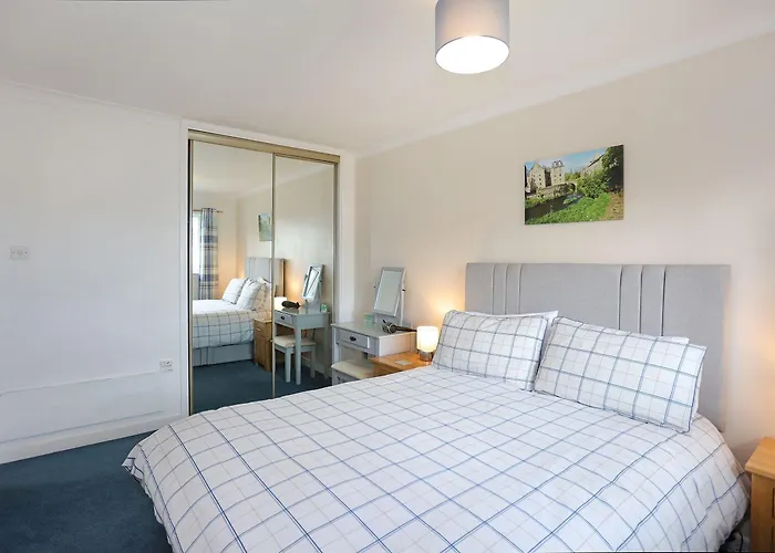 Ideal Location With Free On-site Private Parking דירה