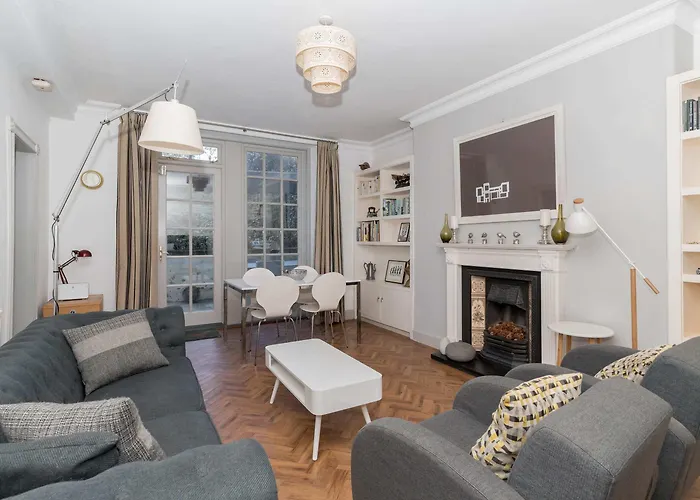 Beautiful & Bright 2bd Flat - Haymarket אדינבורו